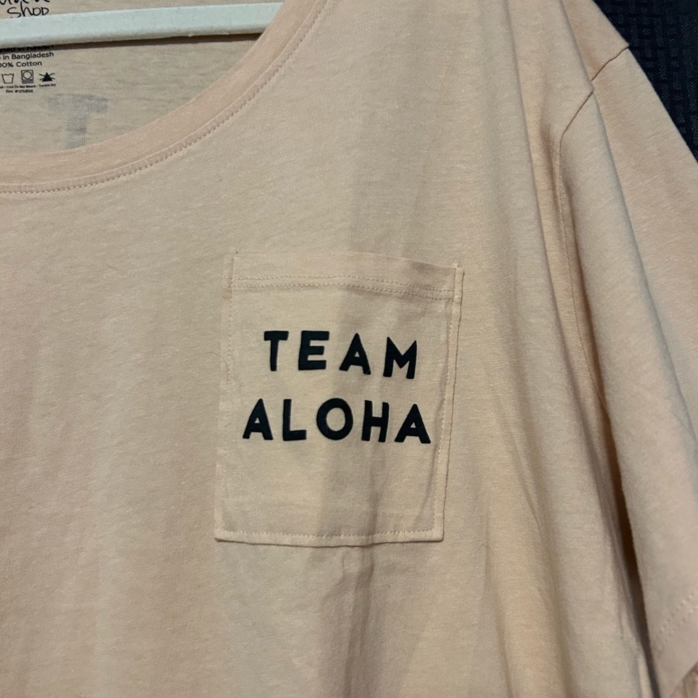 NEW Guava Shop Team Aloha Hawaiian Boutique XXL Tan Pocket T-shirt - Picture 7 of 9